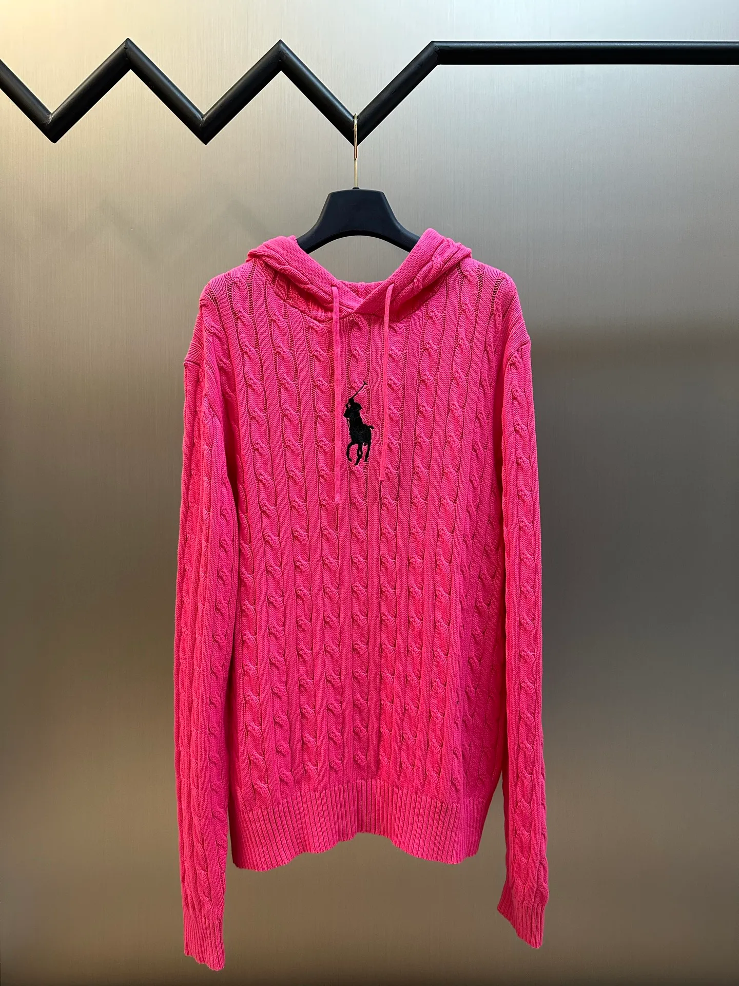 P530 Ralph Lauren embroidered hooded cable sweater. Custom-woven velvet-feel wool twist material. The iconic horse logo embroidery is embellished on the chest. The classic cable knitting structure design injects soul. The arrangement is precise and orderly. The hood dances together, combining strength and softness, giving the classic a sense of the future.  Using imported machine embroidery technology, advanced computer control systems and precision mechanical components are used to achieve the iconic pony embroidery operation.  Three-dimensional cable knitting, through clever shifting and interweaving of coils, cross-shifts adjacent coils to form a twisting effect of cable, with smooth and regular lines, which is time-consuming and labor-intensive.  size：s m l xl
